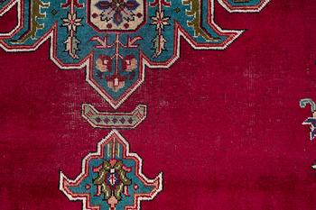 Carpet, Tabriz. Approx. 392 x 295 cm.