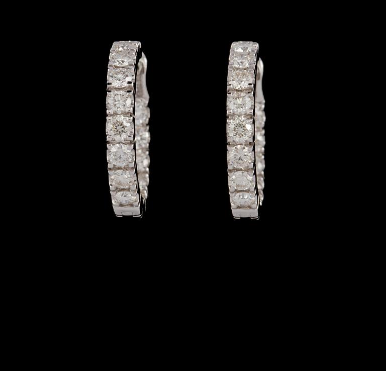 ÖRHÄNGEN, 18k vitguld med 30 briljantslipade diamanter, ca 2.09 ct. Vikt 3 g.