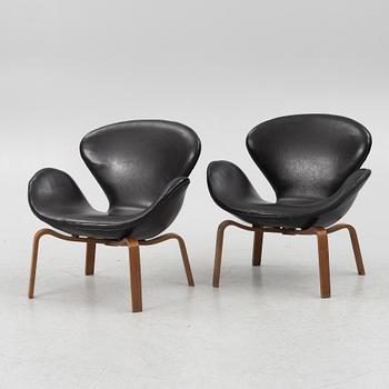 Arne Jacobsen, a pair of model 1166, ”Svanen” armchairs, Fritz Hansen, Denmark, second half of the 20th century.