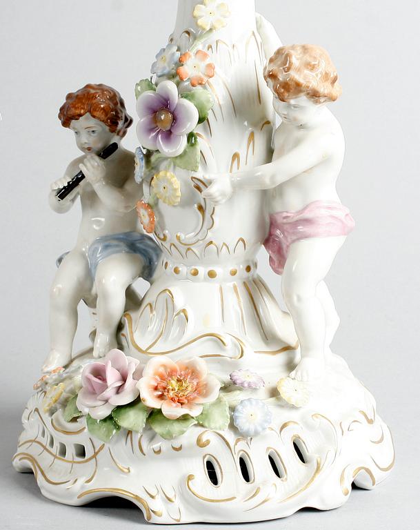 KANDELABRAR, ett par, porslin. Tyskland 1900-tal.