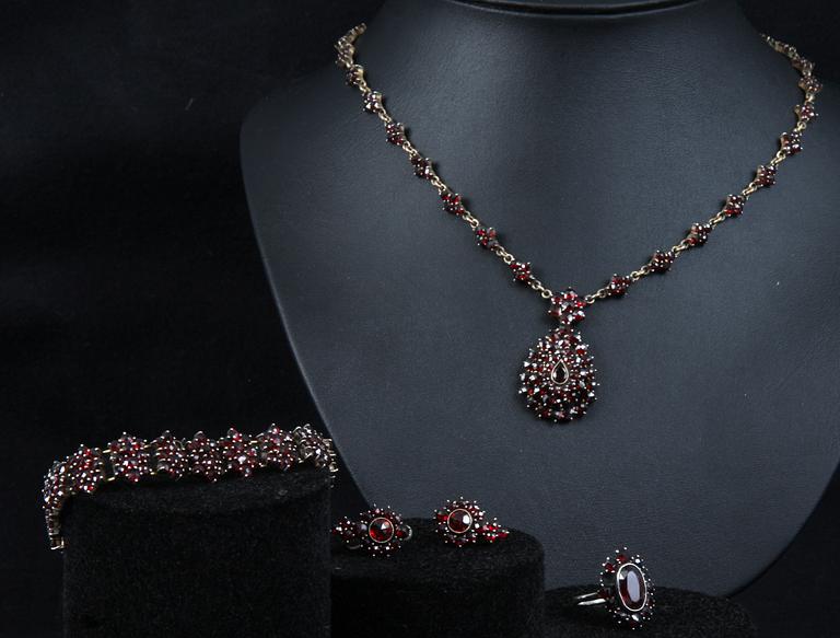 ARMBAND, HALSBAND, RING samt ÖRHÄNGEN, ett par, granater samt mässing, 1900-talets mitt.