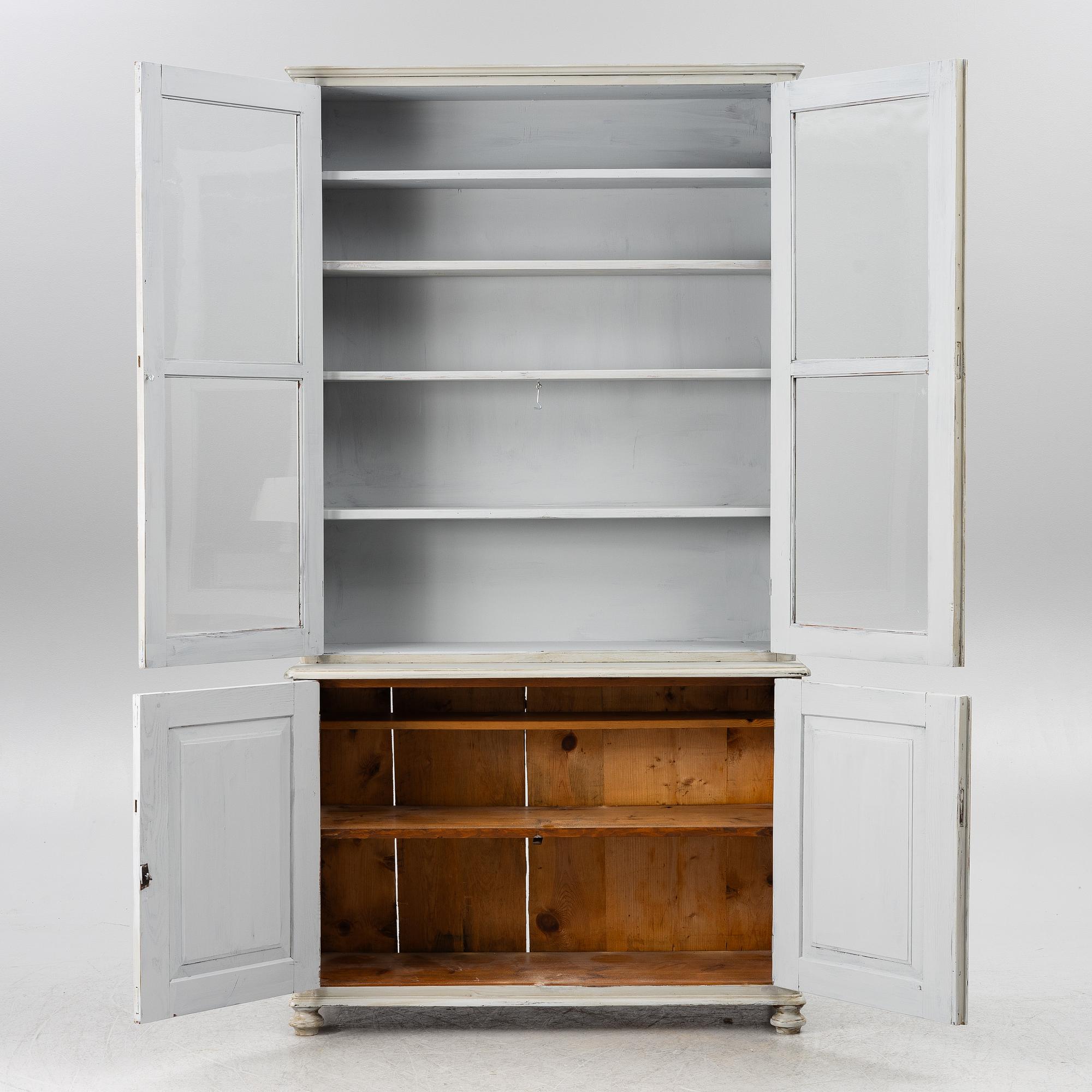 Vitrinskåp, från omkring år 1900.