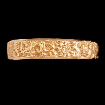 RINGAR, 5 st, 18 k guld, släta, 1900-talets andra hälft. Vikt ca  30 gram.