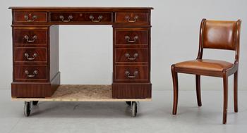 SKRIVBORD MED STOL, engelsk stil, 1900-talets slut.