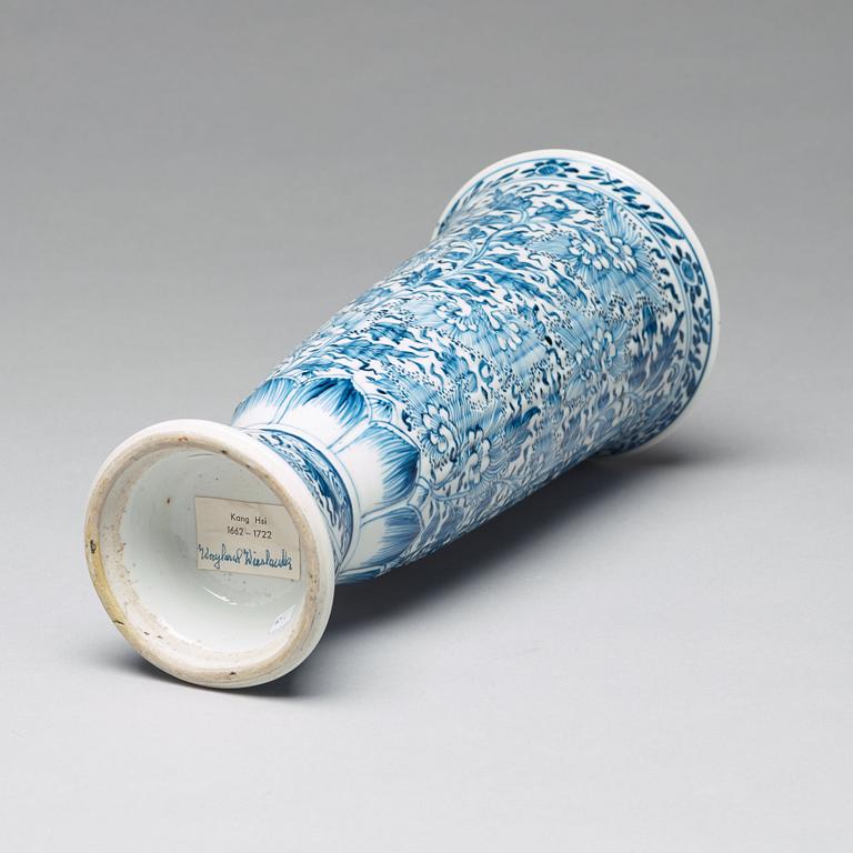 A blue and white vase, Qing dynasty, Kangxi (1662-1722).