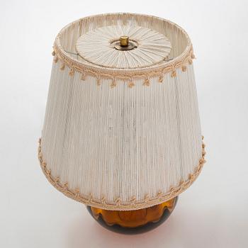 A 1930s-40s model 12501 table lamp, manufacturer Kauklahden Lasitehdas, Finland.