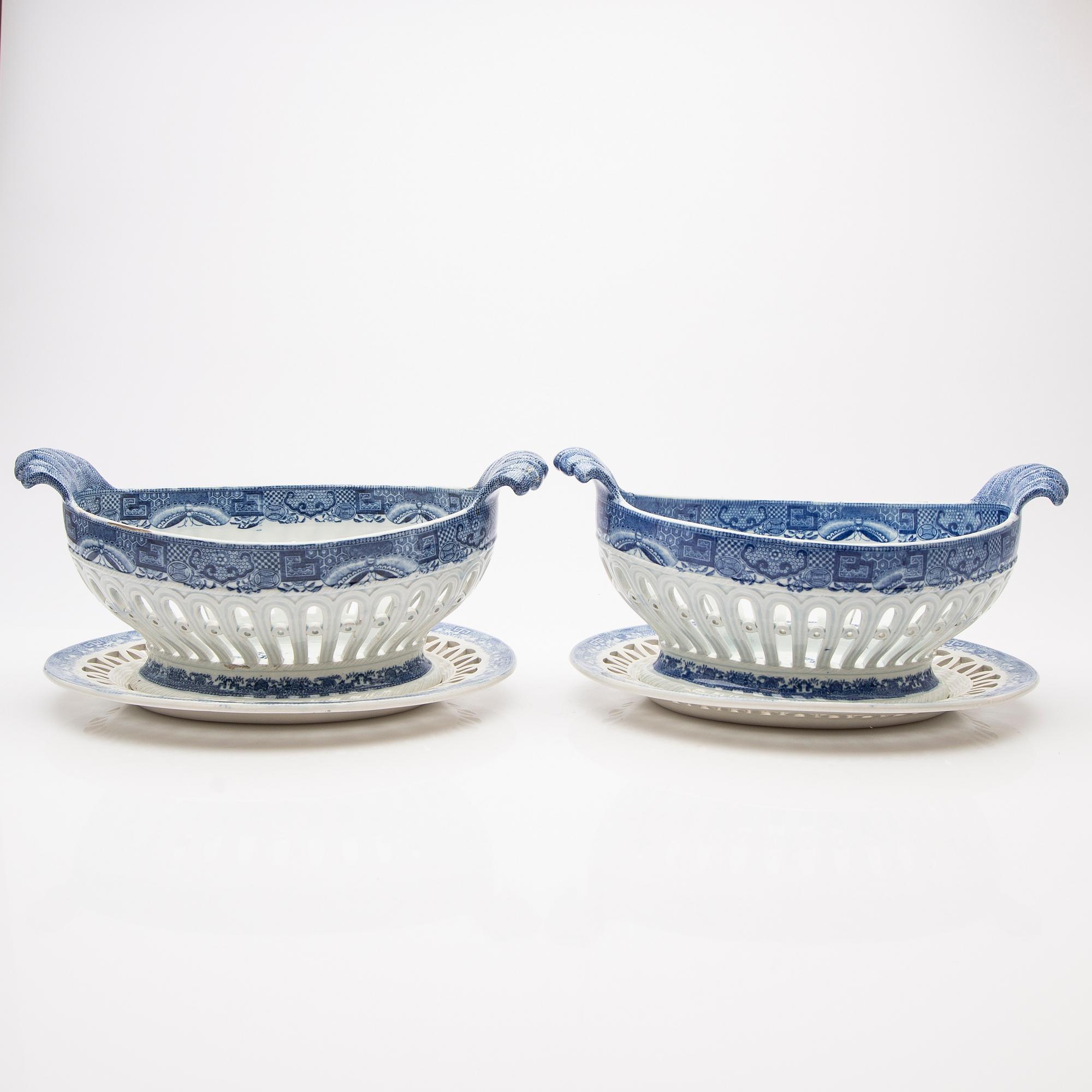 Gallerskålar med underfat, ett par, flintgods, England, 1800-tal.