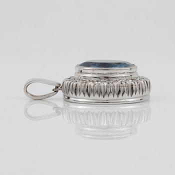 HÄNGE med obehandlad safir ca 24.00 ct, samt briljantslipade diamanter totalt ca 1.50 ct.