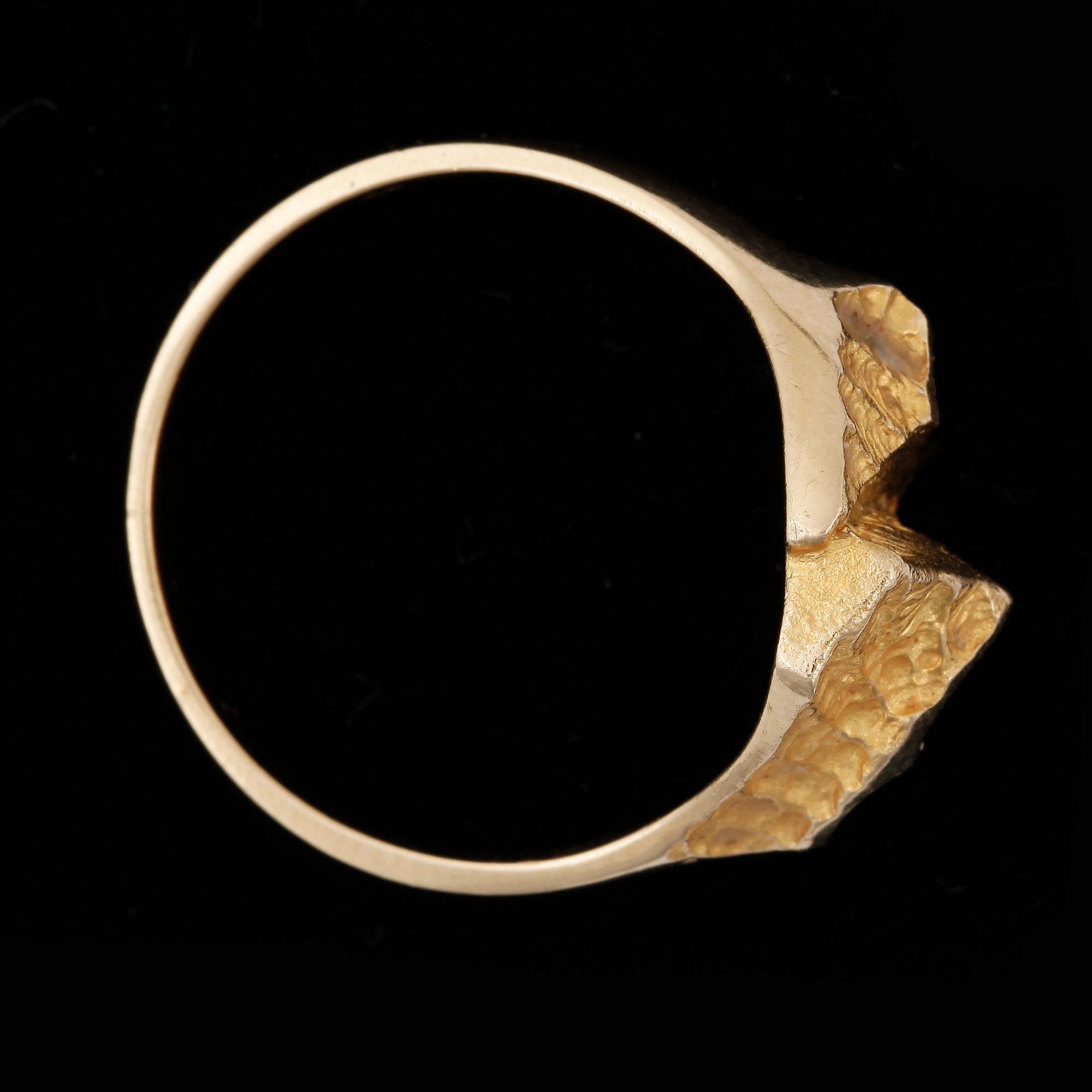 RING, 18k guld, möjligen Matti Hyarinen, Finland. Vikt 4,6 g.
