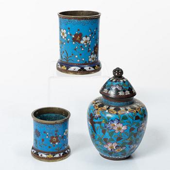 A pair of cloisonné vases, two dishes, two cylindrical vases and a jar with cover, 19/20th century.