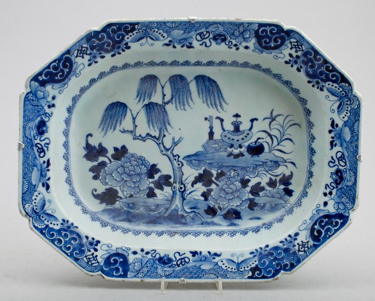 STEKFAT, porslin, Kina, Qianlong 1736-1795.