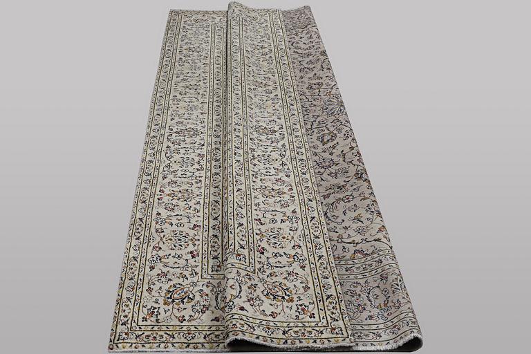 A carpet, Kashan, ca 328 x 205 cm.