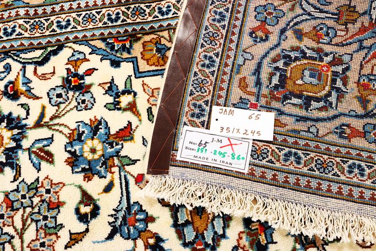 A Kashan carpet, a. 351 x 245 cm.