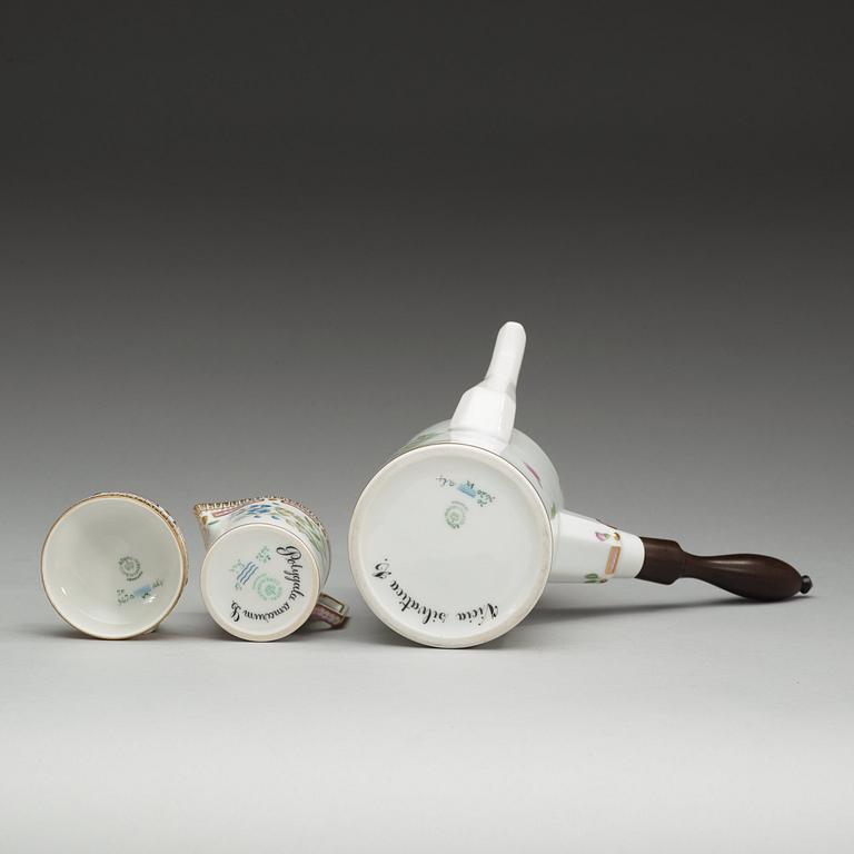 CYLINDERKAFFEKANNA samt GRÄDDSNIPA, porslin. "Flora Danica", Royal Copenhagen, Danmark, 1900-tal.