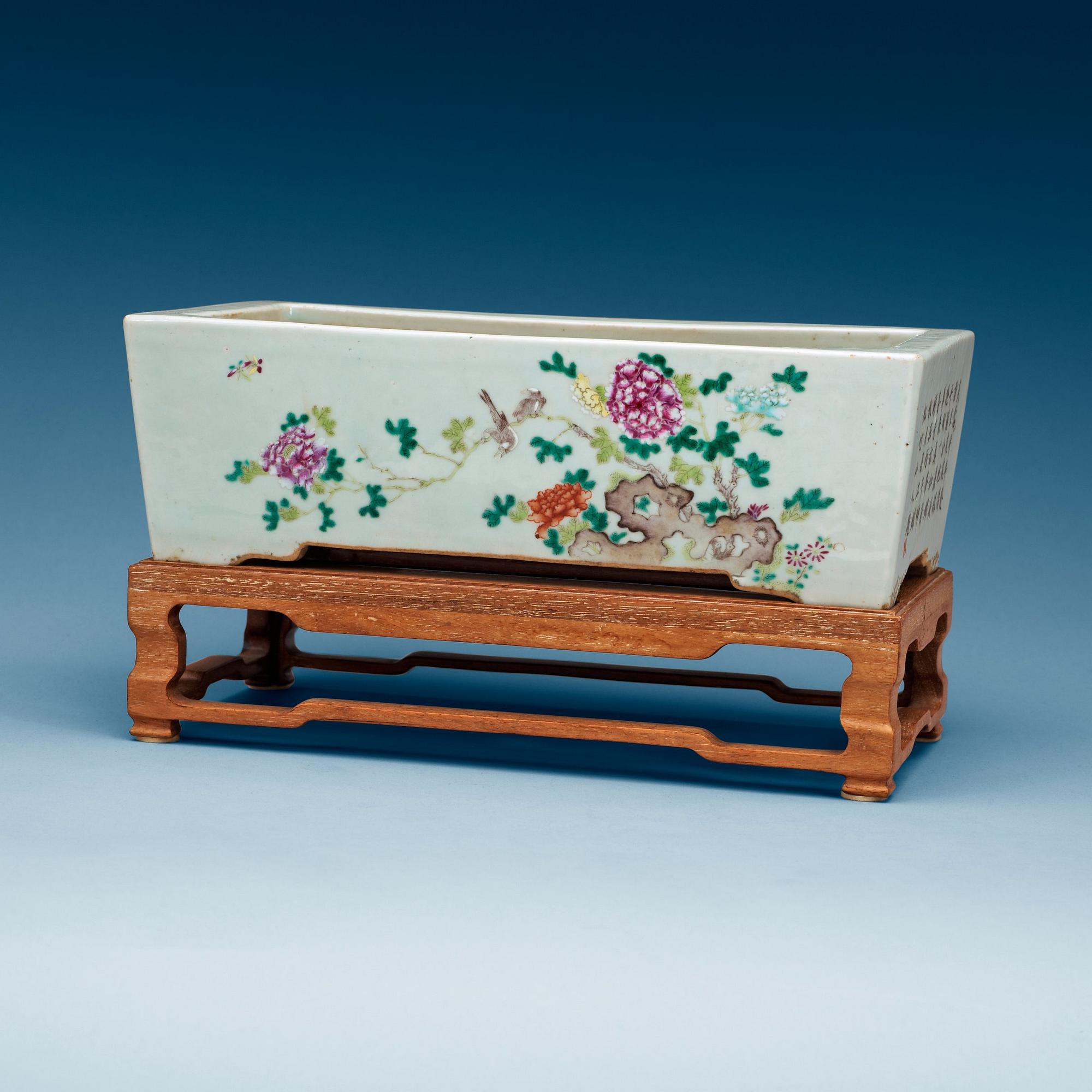 A famille rose flower pot, Qing dynasty, 19th Century.