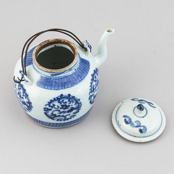 A blue and white jar, teapot with cover and a dish, Qing dynasty, 19th Century.