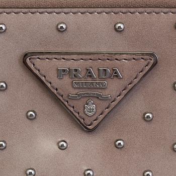 A CLUTCH, PRADA.