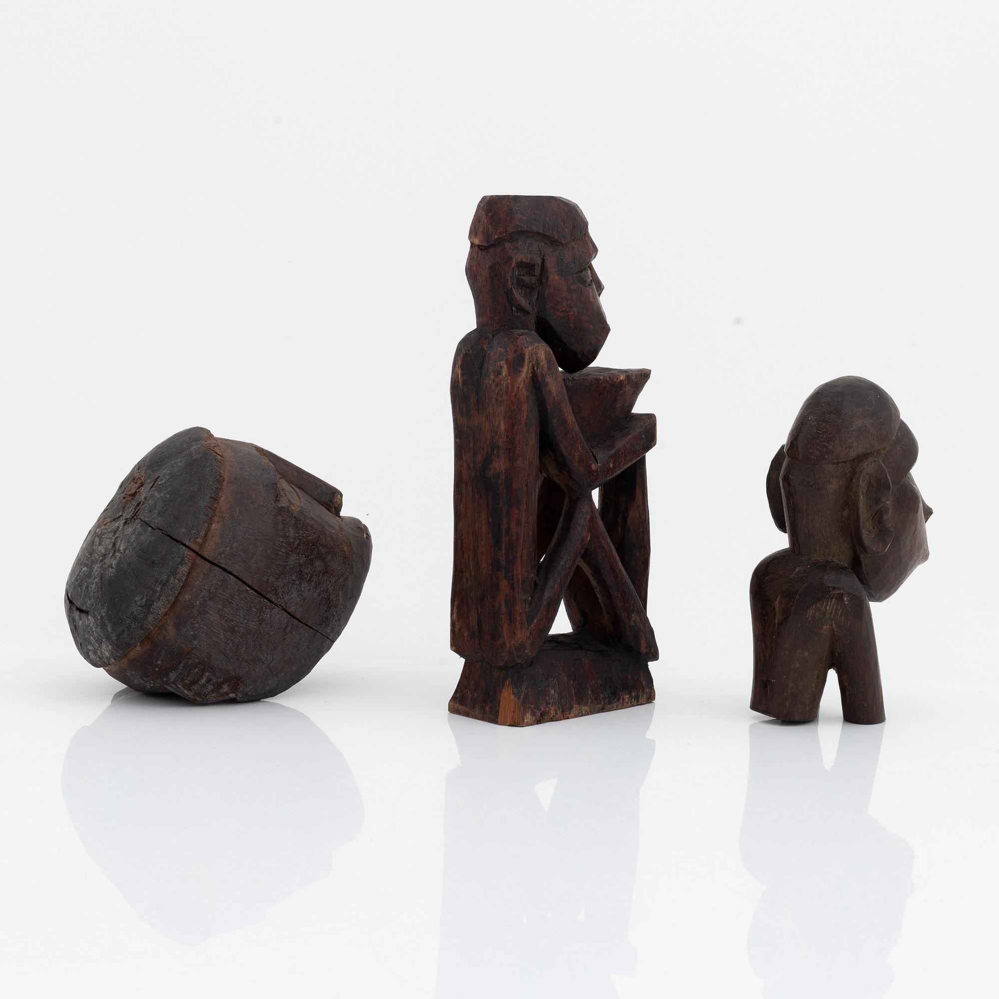 Skulpturer, tre stycken, trä. Asmat, Indonesien, Jakarta, 1900-tal.