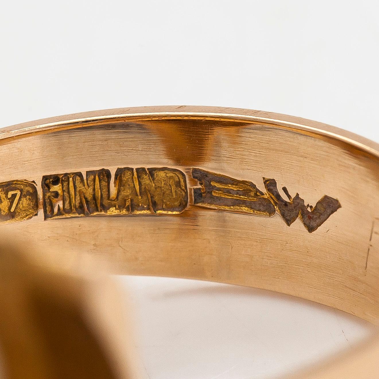 Björn Weckström, Sormus "Särkynyt lehti", 14K kultaa ja viljellyt helmet. Lapponia 1970.