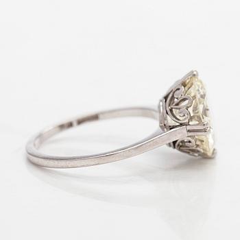 Sormus, platinaa ja briljanttihiottu timantti.