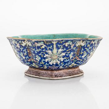 A porcelain bowl China, 19th century.