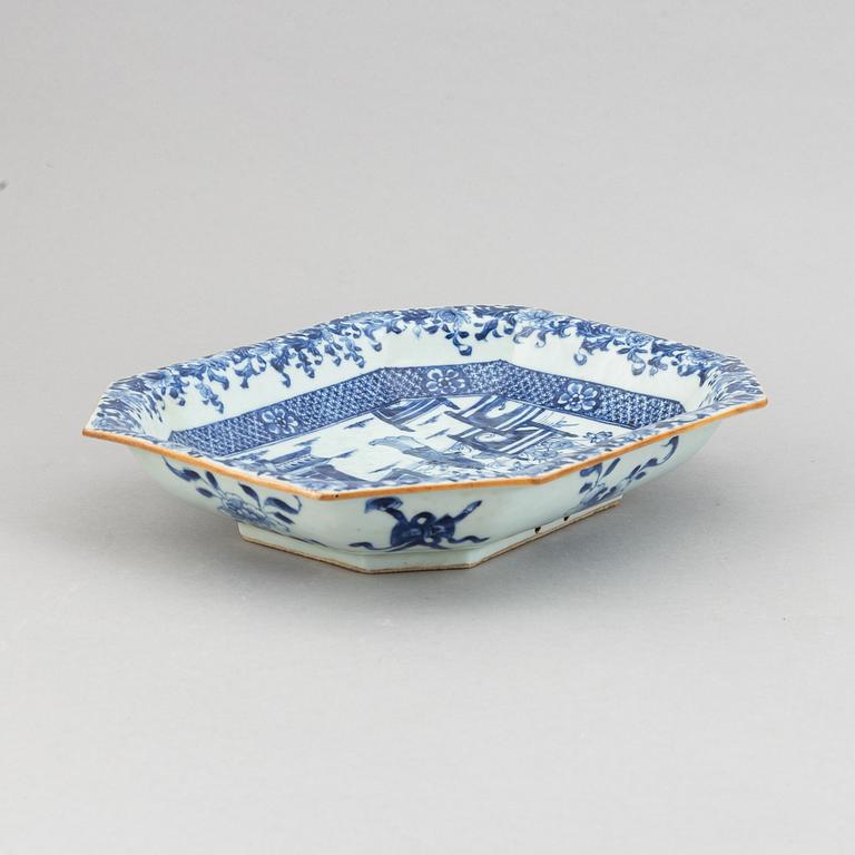 A blue and white tureen stand,Qing dynasty, Qianlong (1736-95).