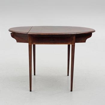A Georgian mahogany Pembroke table, England, around 1800.