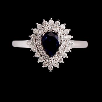 RING, 9 k vitguld, safir ca 1.00 ct, diamanter tot ca 0.56 ct.