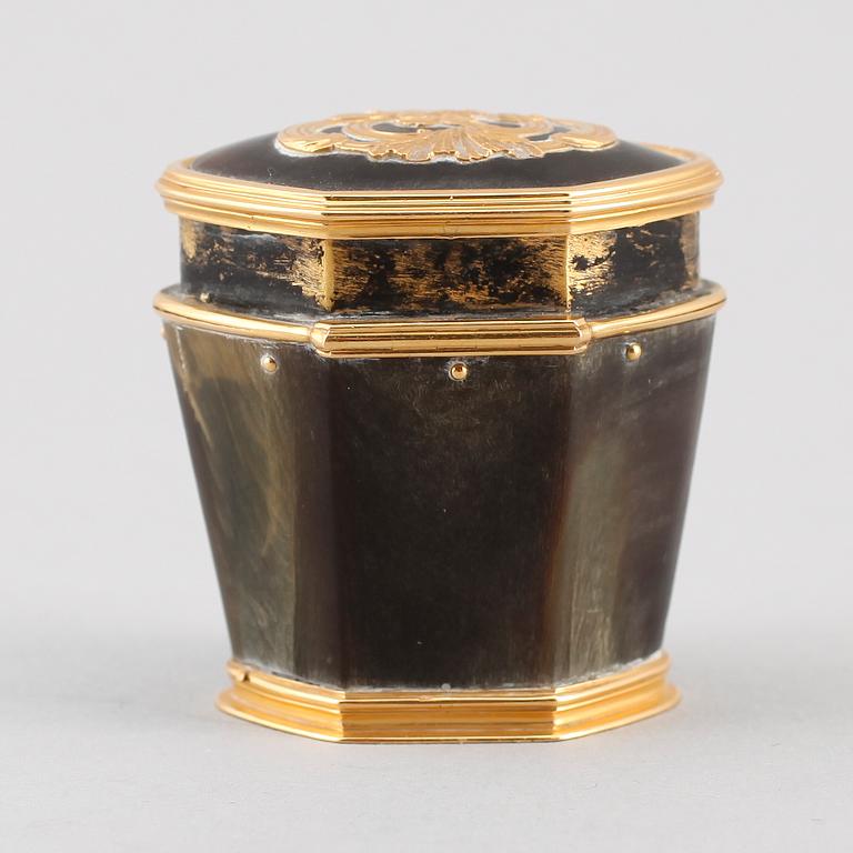 LUKTDOSA, 18K guld och horn, sent 1700-/tidigt 1800-tal.
