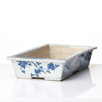 A large blue and white flower pot/censer, Qing dynasty, Kangxi (1662-1722).