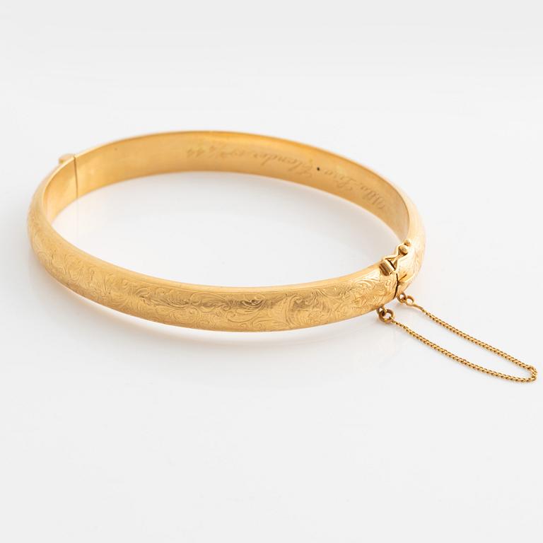 Bangle, 18K gold, Boliden gold, stylized leaf decoration.