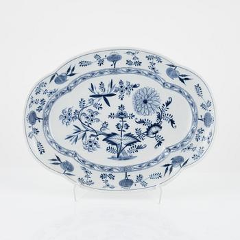 A porcelaine Zwiebelmuster serving dish, Missen like mark, around 1900.