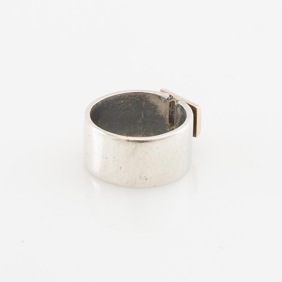 Claes Liljeroth, Ring of silver and 18K gold set with a round brilliant-cut diamond.