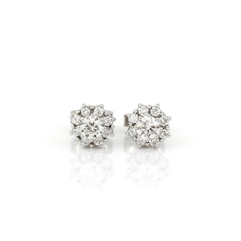 ÖRHÄNGEN, ett par, 18K vitguld med två briljantslipade diamanter tot ca 0,40 ct och små diamanter tot ca 0,20 ct.