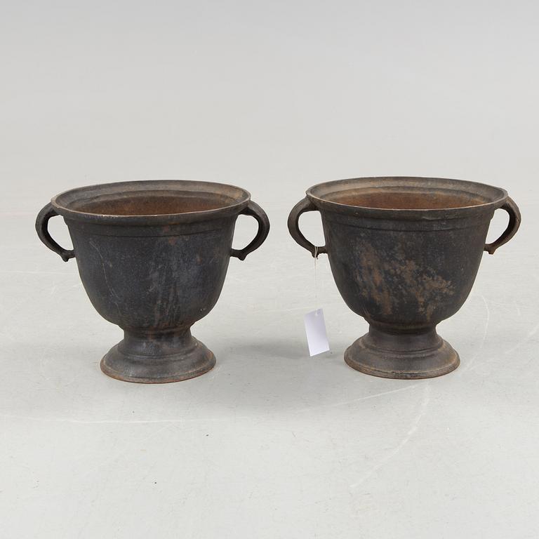 URNOR, ett par, gjutjärn, 1900-talets första hälft.