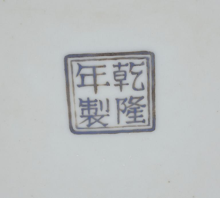 GOLVVAS, porslin, Kina, 1900-talets andra hälft.