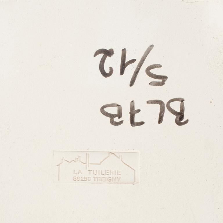 BENGT LINDSTRÖM, bemålad keramikrelief. Signerad Lindström. Numrerad 5/12.