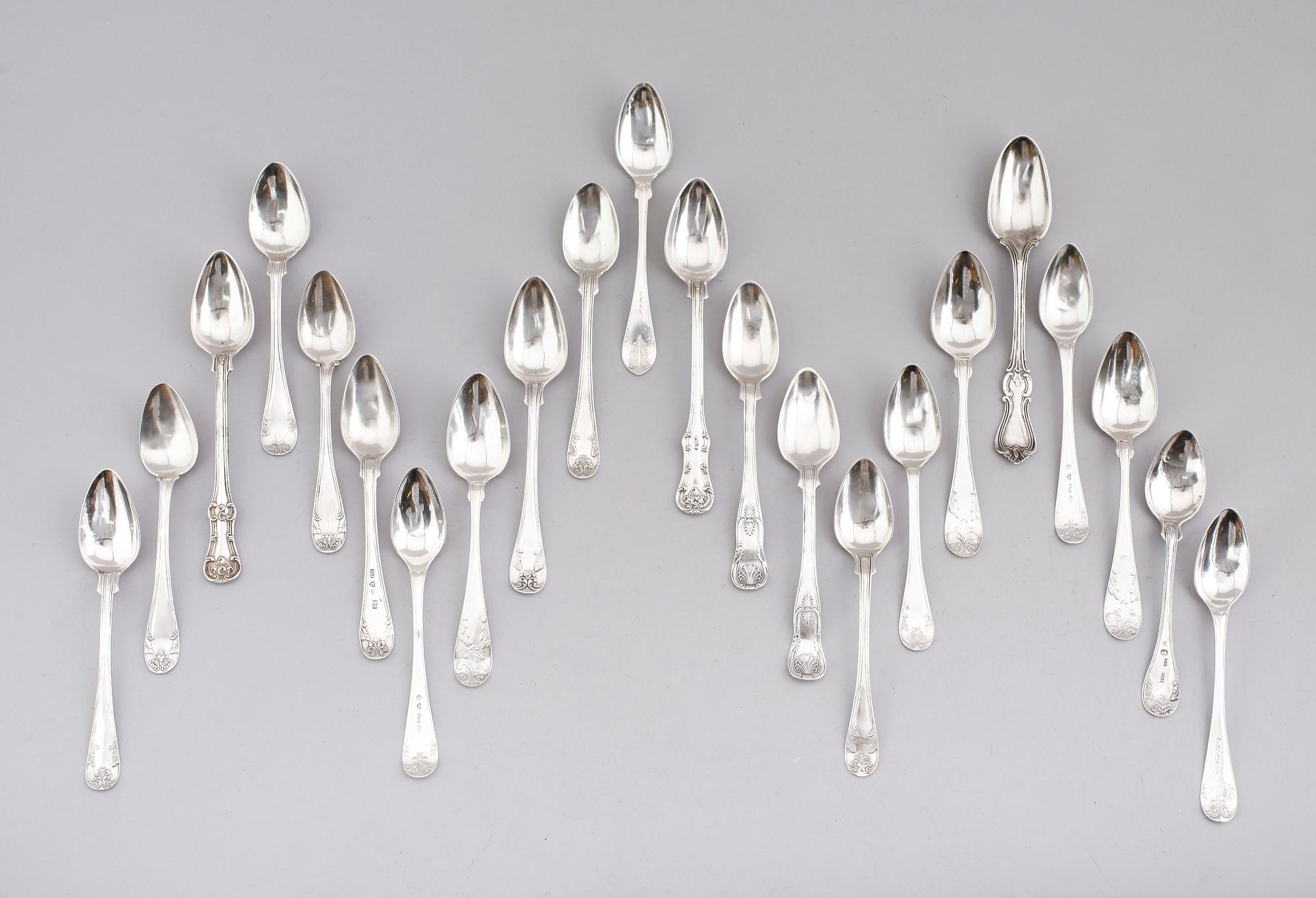 TESKEDAR, 22 st, silver, olika modeller, 1800/1900-tal. Total vikt ca 340 gram.