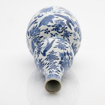 Vase, porcelain, China, 19th century.