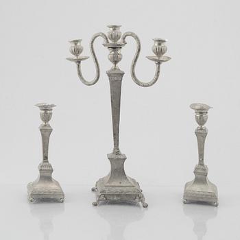 Kandelaber samt två ljusstakar, tenn, av Nils Justelius och Niclas Anström, Eksjo och Växjö, 1800-talets första hälft.