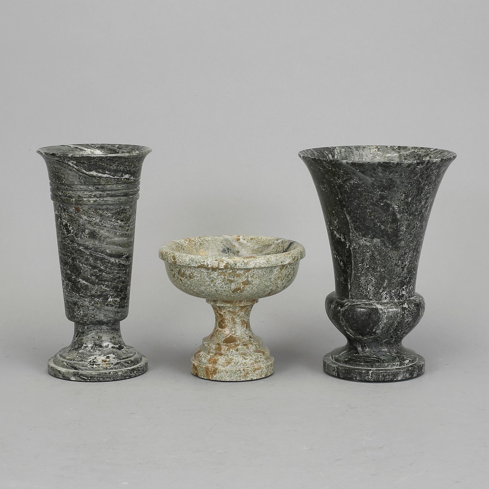 SKÅL på FOT samt VASER 2st, kolmårdsmarmor, 1900-tal.