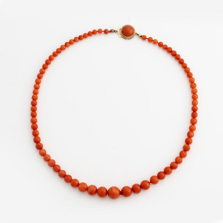 Necklace with graduated coral beads, clasp in gold with coral.