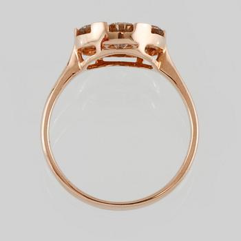 RING, 18K guld med 7 briljantslipade diamanter 1.25 ct. Vikt 2,9 gram.