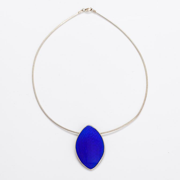Pekka Piekäinen, Halsband "Marquise", sterlingsilver, emalj. Platinoro, Åbo.