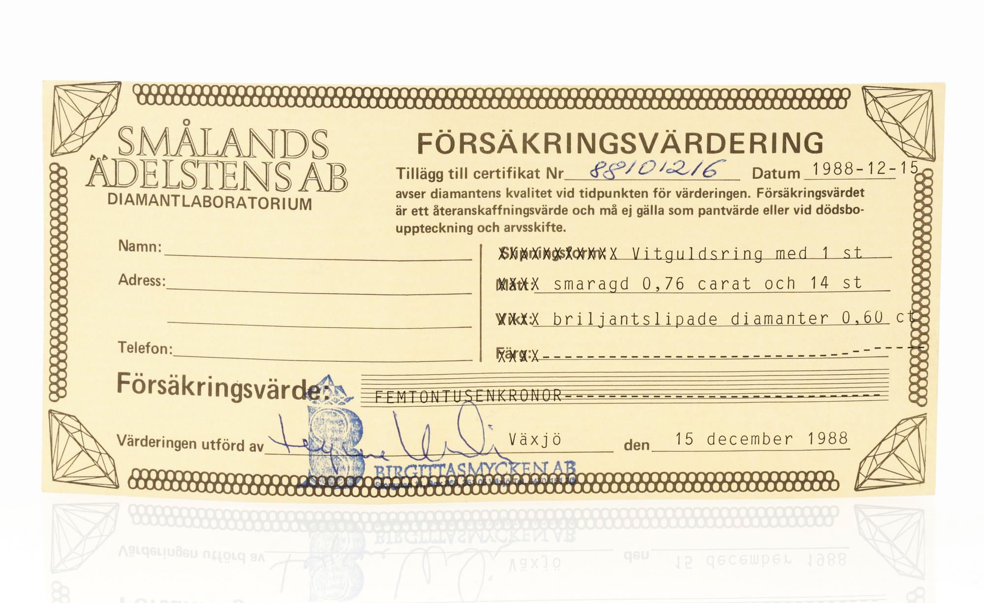 RING, 18K vitguld med smaragd ca 0,76 ct, och briljantslipade diamanter, tot ca 0,60 ct. Vikt 5,18 g.