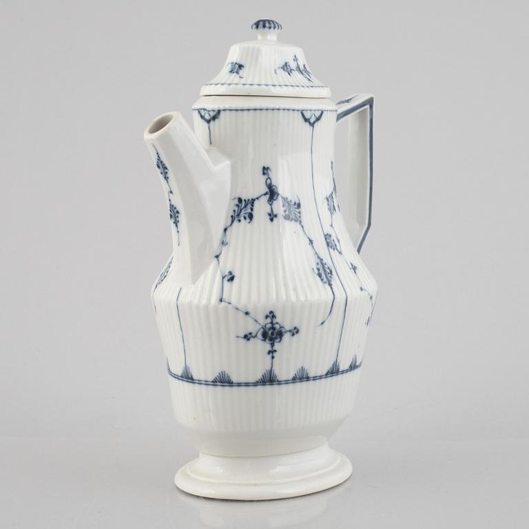 A 'Blue Fluted Plain' / 'Musselmalet rifflet' coffee pot, Royal Copenhagen, around 1800.