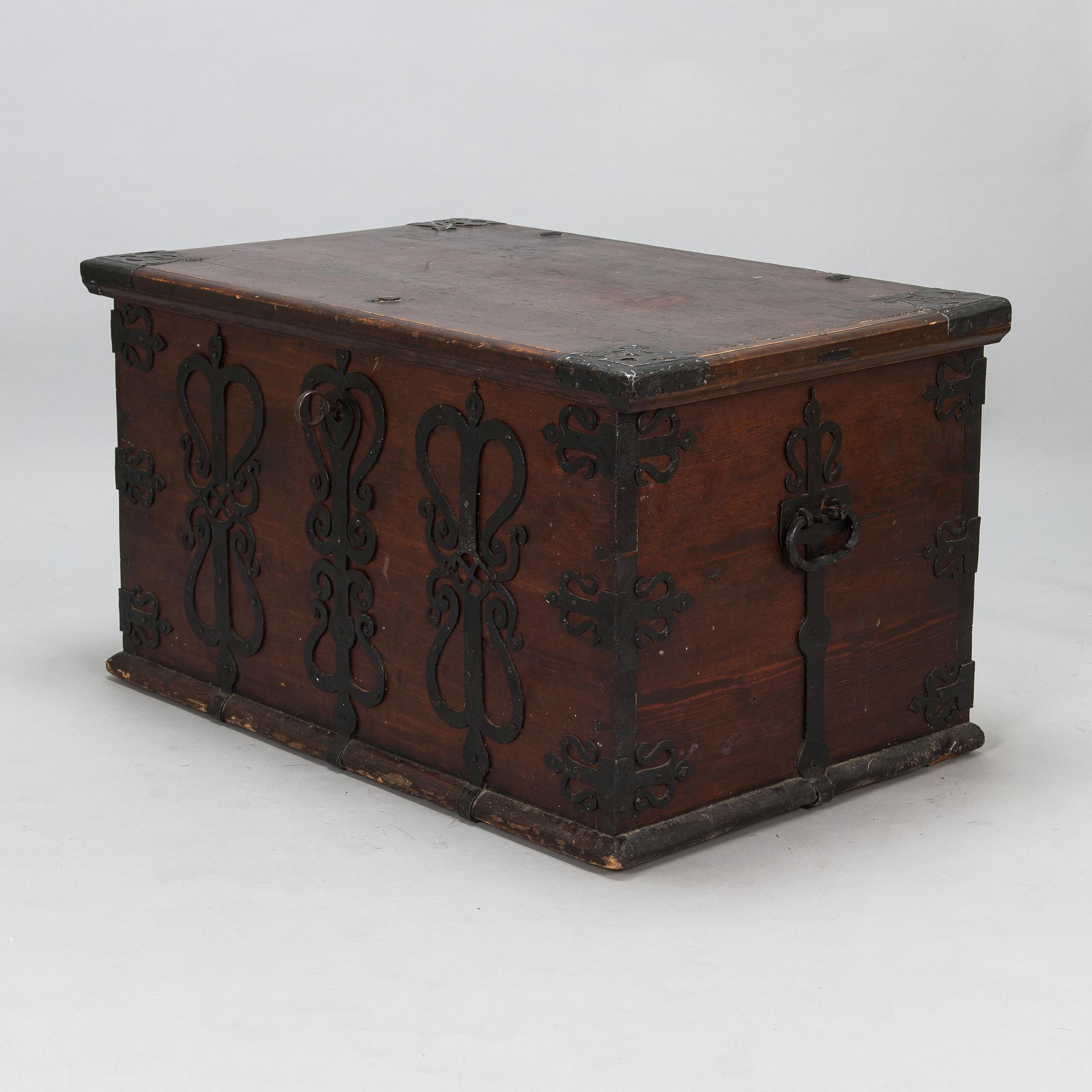 A Finnish folk art chest from Loimaa, 18th century.