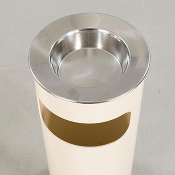 A pair of trash cans with ash trays, designed by G. Colombini for Kartell, 20th cenutry.