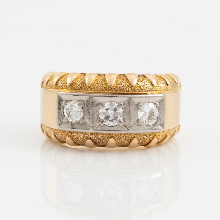 Ring 18K gold with round brilliant-cut diamonds.