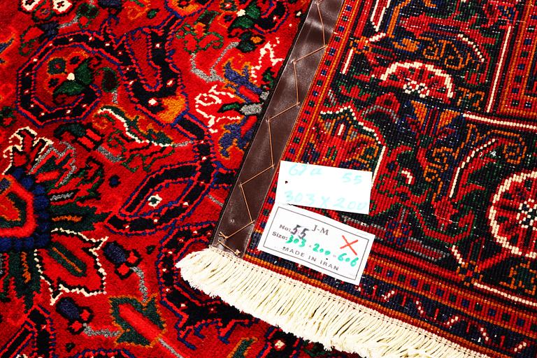 A Heriz carpet, c. 303 x 200 cm.